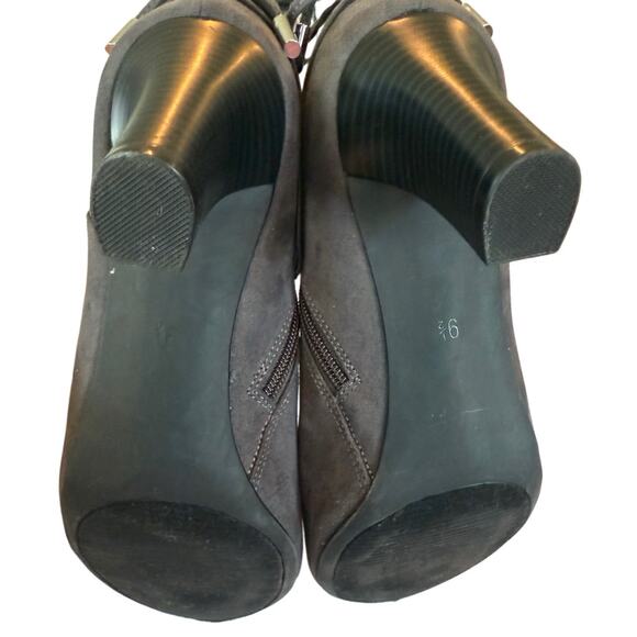 Coach‎ and Four Women’s 9.5 Gray Ankle Booties Heels Zip Bow Classic Chic EUC - Picture 7 of 7
